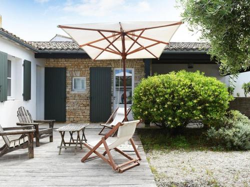 Photo de la galerie de l'établissement Maison de famille avec jardin au centre du village - FR-1-434-120, aux Portes