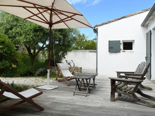 Photo de la galerie de l'établissement Maison de famille avec jardin au centre du village - FR-1-434-120, aux Portes