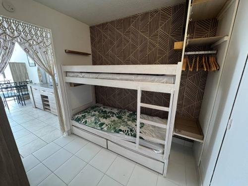 une chambre avec un lit superposé dans une pièce dans l'établissement Studio cabine avec terrasse et parking au Cap d'Agde - FR-1-749-95, au Cap d'Agde