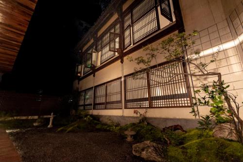 Um jardim no exterior de ChanYin Hotel