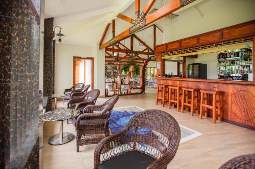 un ristorante con un bar con sedie e un bancone di La Dolce Vita Holiday Villas a Savusavu