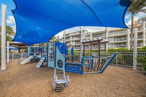 Ο χώρος παιχνιδιού για παιδιά στο 3 bedroom swim out apartment, right on the pool in Alexandra Headland , across from the beach