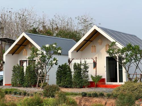 a house with solar panels on the roofs at Idin Klin Pha Man in Ban Nong Pla Siu