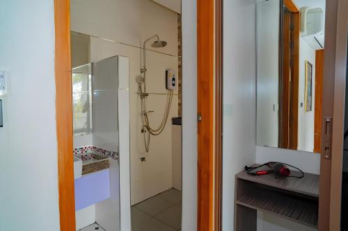 een badkamer met douche en glazen deur bij Pool Villa Nam Nan in Nan