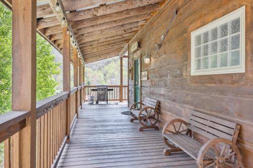 Un balcón o terraza de Cozy Cabin with views, hot tub, fishing pond, and game room