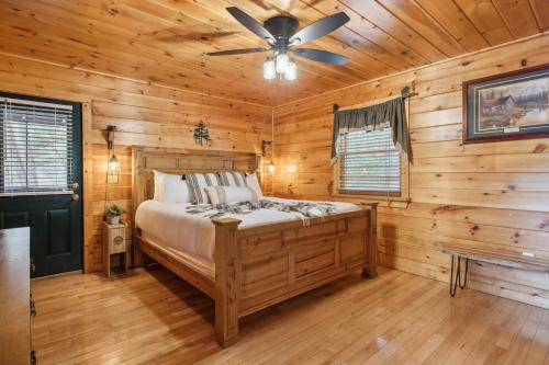 Cama o camas de una habitación en Cozy Cabin with views, hot tub, fishing pond, and game room