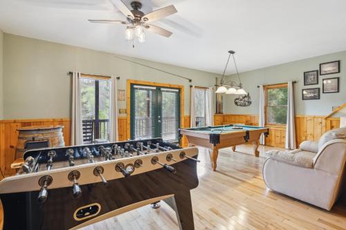 Zona de estar de Cozy Cabin with views, hot tub, fishing pond, and game room