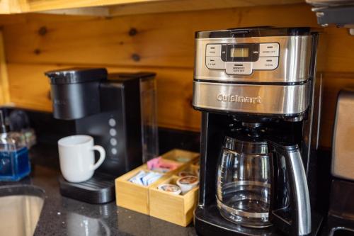 Utensilios para hacer té y café en Cozy Cabin with views, hot tub, fishing pond, and game room