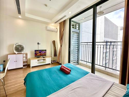 ein Schlafzimmer mit einem blauen Bett und einem großen Fenster in der Unterkunft Top Floor High Quality Studio In Vinhomes Green Bay Near Marriott, Grand Plaza in Hanoi