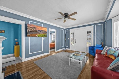 Et opholdsområde på Cozy & Creative Top Unit in Lou's Arts District