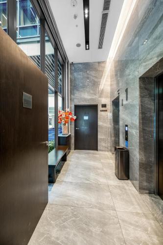 un pasillo de un edificio de oficinas con puerta en Beverly Hotels Elements, en Singapur