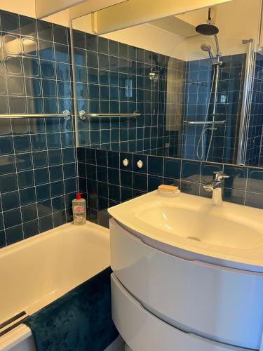 une salle de bain avec un lavabo, une baignoire et un miroir dans l'établissement Studio vue mer, à La Seyne-sur-Mer