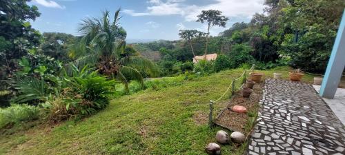 Un jardín fuera de Studio au Vert Pré