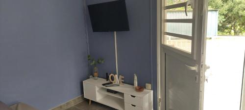 Una televisión o centro de entretenimiento en Studio au Vert Pré