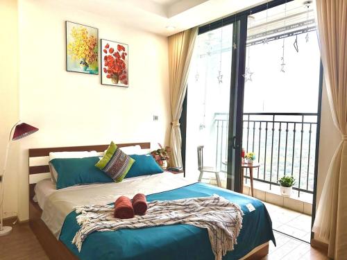 ein Schlafzimmer mit einem Bett mit Schuhen darauf in der Unterkunft Walking Lake, Pool, Gym, Tennis & Volleyball Yard Delux Studio Apt in Hanoi