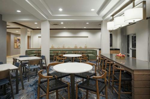 Restaurace v ubytování Fairfield Inn & Suites Louisville East