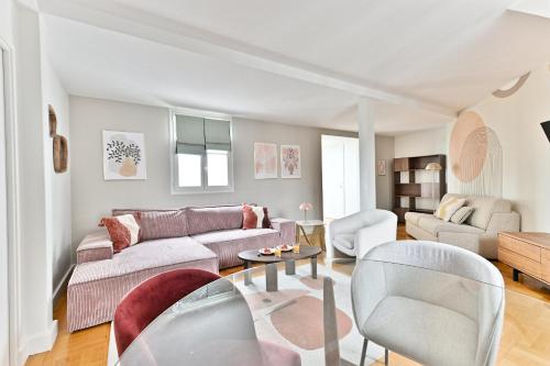 un salon avec un canapé et des chaises dans l'établissement Lumineux & spacieux - Vue dégagée, Arc de Triomphe, à Paris