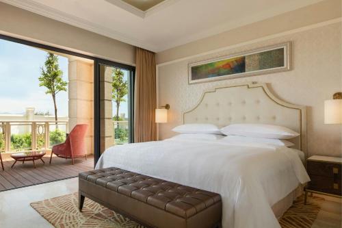 Postel nebo postele na pokoji v ubytování Sheraton Grand Danang Beach Resort & Spa