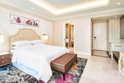 Postel nebo postele na pokoji v ubytování Sheraton Grand Danang Beach Resort & Spa