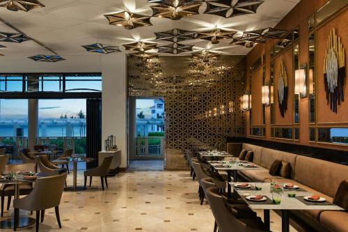 Restaurace v ubytování Sheraton Grand Danang Beach Resort & Spa
