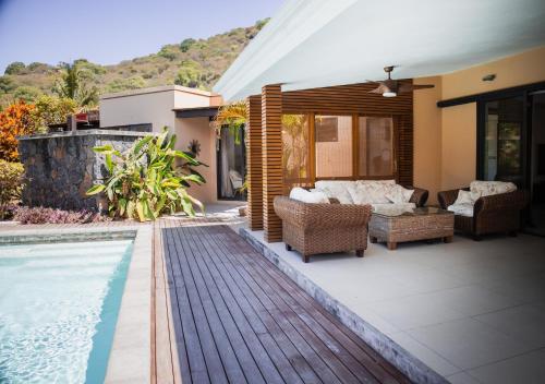 a house with a swimming pool next to a house at Casa del Dodo Villa de luxe avec piscine in Rivière Noire