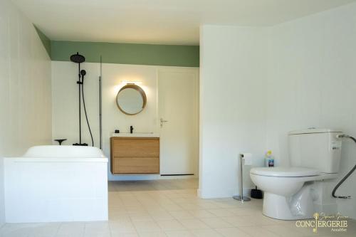 une salle de bain avec toilettes, lavabo et miroir dans l'établissement Le Château d 'Aiguèze, à Aiguèze