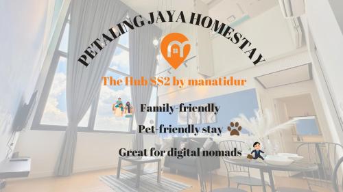 Una habitación con una mesa y sillas y una ventana. en Manatidur@THE HUB SS2, en Petaling Jaya