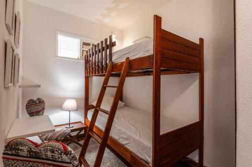 Sea View Central Town 2 Bedroom Apartment 5 min from the Beach