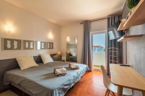 Sea View Central Town 2 Bedroom Apartment 5 min from the Beach
