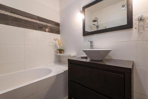 Sea View Central Town 2 Bedroom Apartment 5 min from the Beach