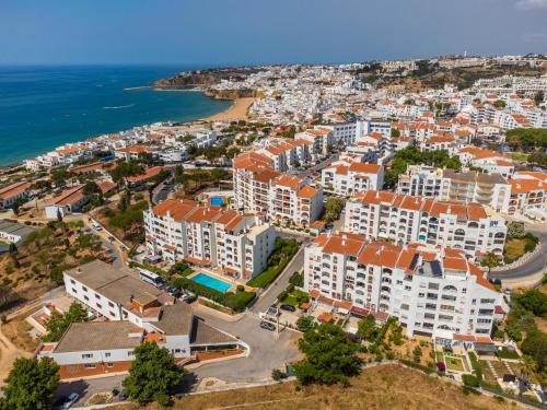 Sea View Central Town 2 Bedroom Apartment 5 min from the Beach