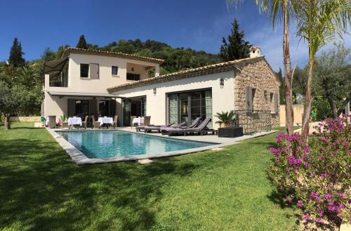 une maison avec une piscine dans une cour dans l'établissement Etoile De Saint Paul, à Saint-Paul-de-Vence