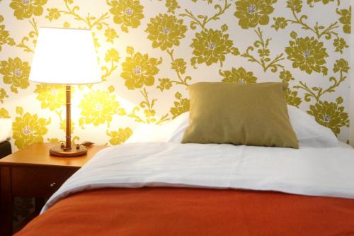 En eller flere senge i et værelse på Hotelli Pogostan Hovi