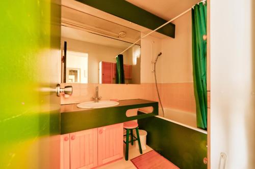 une salle de bain avec un lavabo et un miroir dans l'établissement Résidence La Mongie 1800 - maeva Home - Studio 4 personnes - Prestige MAE-9951, à La Mongie
