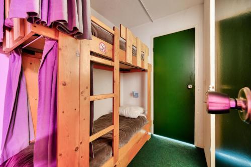 - une chambre avec des lits superposés violets et verts dans l'établissement Résidence La Mongie 1800 - maeva Home - Studio 4 personnes - Prestige MAE-9951, à La Mongie