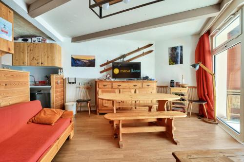 un salon avec une table et une cuisine dans l'établissement Résidence Bero Bisto - maeva Home - Appartement 2 pièces 5 personnes - Prestige MAE-9311, à La Mongie