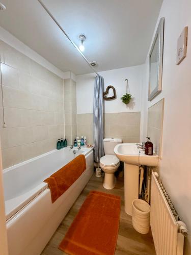 Koupelna v ubytování The Chapel - Worcester City - FREE Parking, WI-FI, Toiletries - TVs in rooms - Stocked kitchen - Entire Apart - Self Check-In - Outside Space