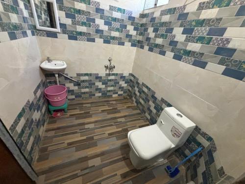 un baño con inodoro y lavabo en Hotel Chandar Palace - Near Khatu Shyam Ji Temple, en Khātu