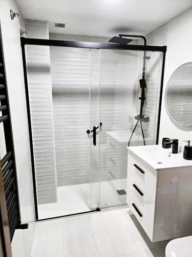 un bagno bianco con doccia e lavandino di Balcón de San Lorenzo a Ezcaray