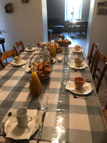 een lange tafel met eten en bekers erop bij Chambres BB A Coste in Couloumé-Mondébat