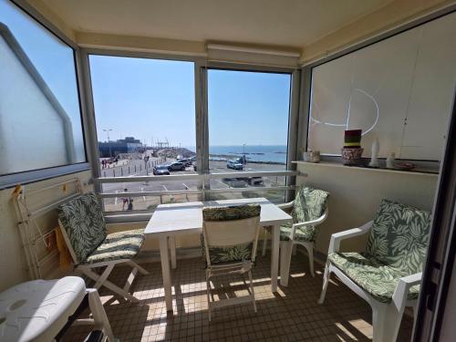 un balcon avec une table et des chaises et une vue sur l'océan dans l'établissement Front de mer, à La Turballe