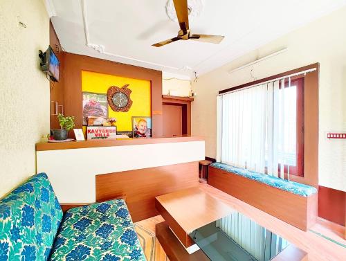 比姆塔尔A Premium Hotel Kavyansh Near Bypass Road - Hygiene & Spacious Room - BEST HOTEL IN BHIMTAL的带沙发和窗户的客厅