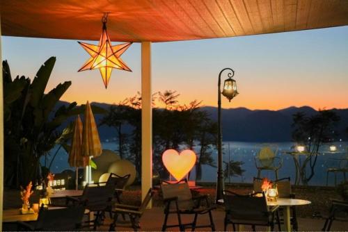 a heart sign on a table with a view of the ocean at Fuxian Lake Three Thousand French Manor Hotel in Xujiadu