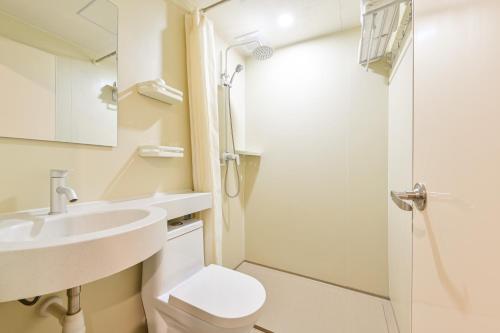 Beijing Xingshe Youth Hostel--Nearby Tiananmen square & Forbidden City & Houhai Bar street--1 minute walk to subway, Cat-keeping, Great wall&Forbidden city one day tour, Wifi and laundry room, English speaking Receptionにあるバスルーム