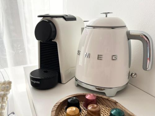 - une cafetière assise sur un comptoir à côté d'une cafetière dans l'établissement Premium Studio 300 m Grand-Place - hyper center Lille, à Lille