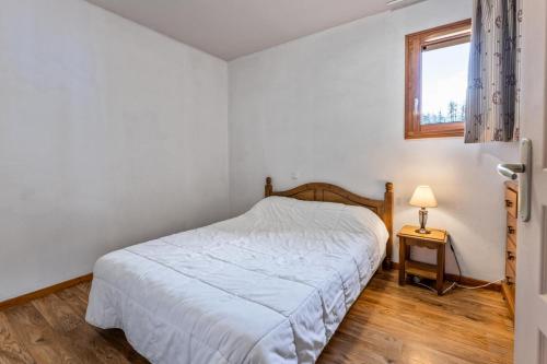 une petite chambre avec un lit et une fenêtre dans l'établissement Résidence Les Hauts De Preclaux - Appartement avec balcon et vue sur les pistes MAE-4461, aux Orres