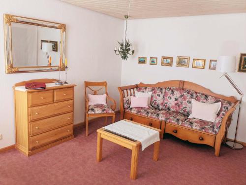 a living room with a couch and a dresser at Ferienwohnung Kuschel in Thanstein