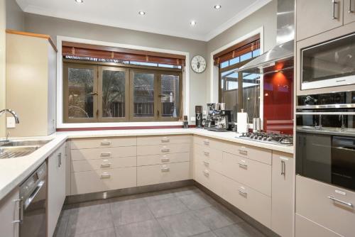 Una cocina o zona de cocina en Palm Paradise with Spa