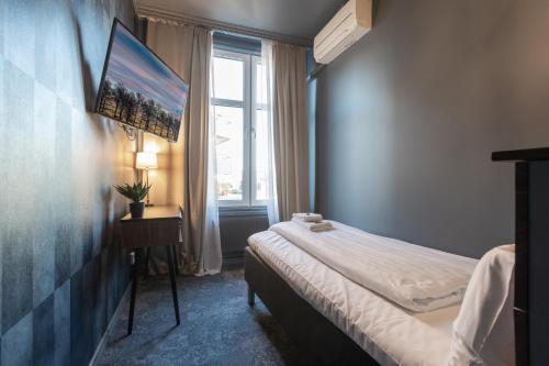 Ένα ή περισσότερα κρεβάτια σε δωμάτιο στο Hotell Drottninggatan 11