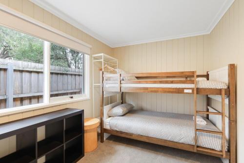 Cape WoolamaiにあるAvalon Cape Woolamaiの二段ベッドが2つと窓のある部屋